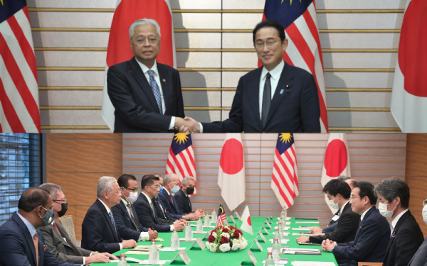 Ismail Sabri adakan pertemuan dengan Fumio Kishida bagi membincangkan usaha memperkukuhkan hubungan Malaysia-Jepun yang sekian lama terjalin, di Pejabat Perdana Menteri Jepun pada Jumaat. - Foto Bernama