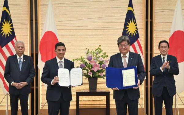 Perdana Menteri, Datuk Seri Ismail Sabri Yaakob (kiri) bersama Perdana Menteri Jepun, Fumio Kishida (kanan) menyaksikan Pertukaran Memorandum Kerjasama di antara Mohamed Azmin (dua dari kiri) dan Menteri Ekonomi, Perdagangan dan Industri Jepun Koichi Hagiuda (dua dari kanan) di Pejabat Perdana Menteri Jepun di Tokyo hari ini. - Foto Bernama