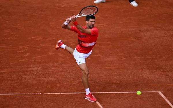 Djokovic ketika beraksi menentang Bedene pada pusingan ketiga kejohanan di Roland Garros.