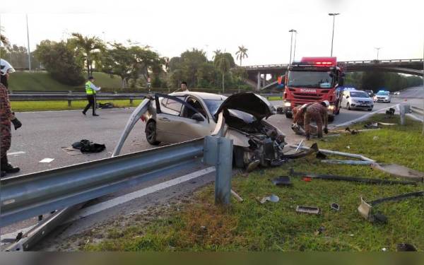 Keadaan kereta dipandu mangsa selepas terbabs dan melanggar penghadang jalan berhampiran susur keluar ke Presint 11, Putrajaya di sini pada Sabtu.