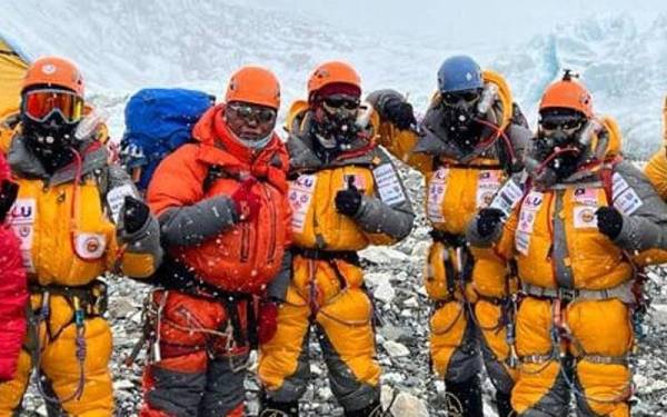 (Dari kanan) Hawari, Pragash,Jack, Lakpha Rangdu Sherpa (ketua malim) dan Awang Askandar bersedia di kem dua sebelum memulakan pendakian ke Gunung Everest. Foto: Ihsan Misi Everest 2022