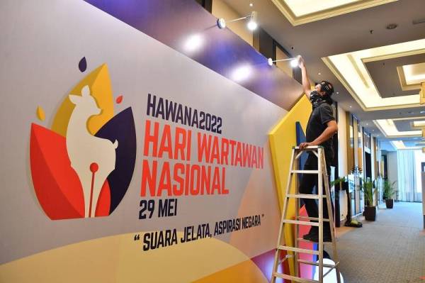 Kerja-kerja terakhir giat dilakukan sebelum sambutan Hari Wartawan Nasional (HAWANA) 2022 pada Ahad. - Foto Bernama