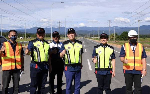 Fadillah (tiga dari kanan) dan Arthur Kurup (dua dari kanan) meninjau Pakej Kerja Lebuhraya Pan Borneo Sabah di Jalan Lama Papar pada Sabtu. - Foto Bernama
