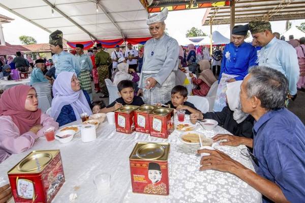  Annuar Musa (tengah) beramah mesra bersama orang ramai yang hadir pada majlis Ramah Mesra Aidilfitri MenKOMM bersama Komuniti Keluarga Malaysia dan Rakyat Kelantan di Dewan Tun Ghaffar Baba Kompleks Yayasan Kemiskinan Kelantan Padang Kala Melor pada Sabtu. - Foto Bernama
--fotoBERNAMA (2022) HAK CIPTA TERPELIHARA