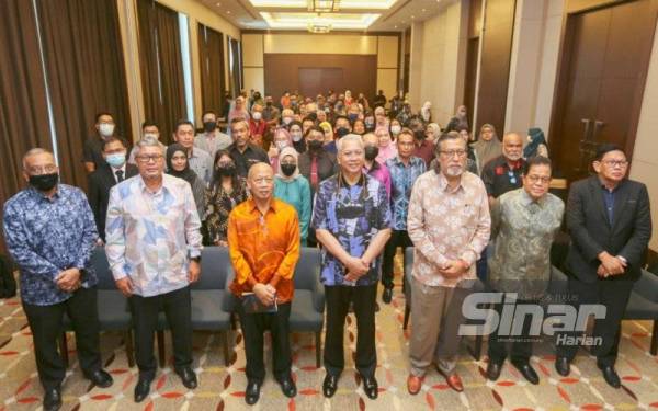 Annuar (empat dari kiri) bersama wakil agensi media yang hadir pada Forum Media Nasional di Banda Hilir, di sini, Ahad.