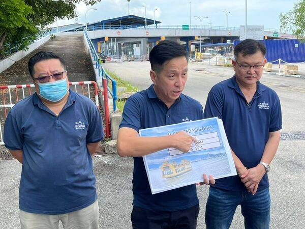 Tong Keong (tengah) mencadangkan agar perkhidmatan feri untuk kenderaan empat tayar dipulihkan bagi menangani masalah kesesakan trafik di Jambatan Pulau Pinang.