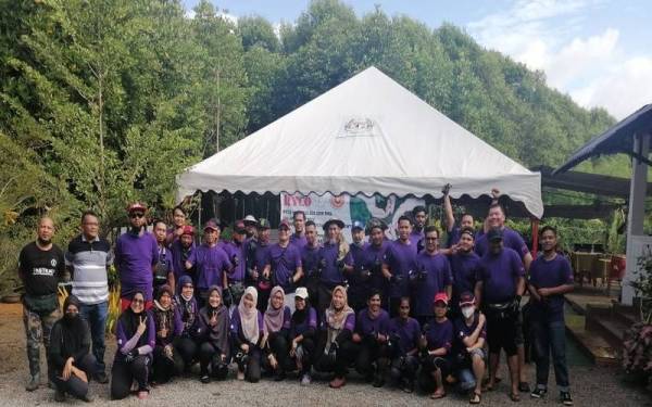 Antara sukarelawan daripada Syarikat Ryco Hydraulic Sdn Bhd yang turut serta dalam program tanaman pokok di pesisir pantai Kampung Sungai Limau Dalam pada Ahad.