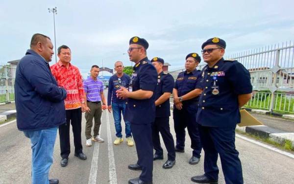 Mohd Misuari (tengah) dan Samphan (kiri) semasa membuat tinjauan di Stesen Kawalan Sempadan Rantau Panjang pada Ahad.