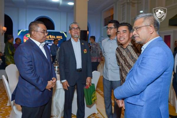 Muhammad Sanusi (kiri) hadir pada Majlis Malam KFA 2022 di sebuah hotel di Langkawi pada malam Sabtu. 