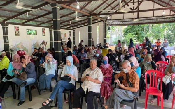 Young Syefura (tiga dari kanan) hadir mendengar taklimat bantahan kepada RTD dan RKK yang dianjurkan oleh sukarelawan yang terdiri daripada penduduk kampung di Riverside Kampung Janda Baik pada Ahad.