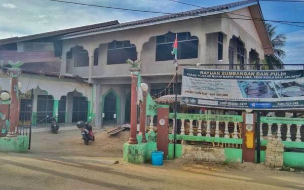 Kedudukan Masjid Al-Majid Mukim Manek Urai di Kuala Krai yang berhampiran dengan Sungai Lebir memaksa pihak pengurusan melakukan kerja-kerja naik taraf bagi memastikan rumah ibadat itu tidak ditenggelami banjir.