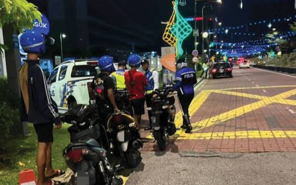 Sembilan buah motosikal disita dalam Op Samseng Jalanan di Persiaran Perbandaran, Shah Alam pada Sabtu.