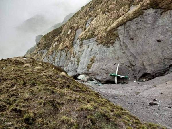 Keadaan lokasi nahas pesawat Tara Air semasa operasi menyelamat di Thasang, Nepal. Foto Reuters