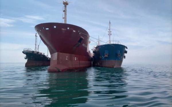 Tiga kapal tangki yang melakukan operasi pemindahan minyak secara haram di perairan Johor Timur, Kota Tinggi pada Ahad ditahan Maritim Malaysia.