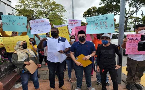 Penduduk Mukim 5, SPS mengadakan bantahan aman di hadapan bangunan DUN Pulau Pinang mengenai masalah bekalan air pada Isnin.