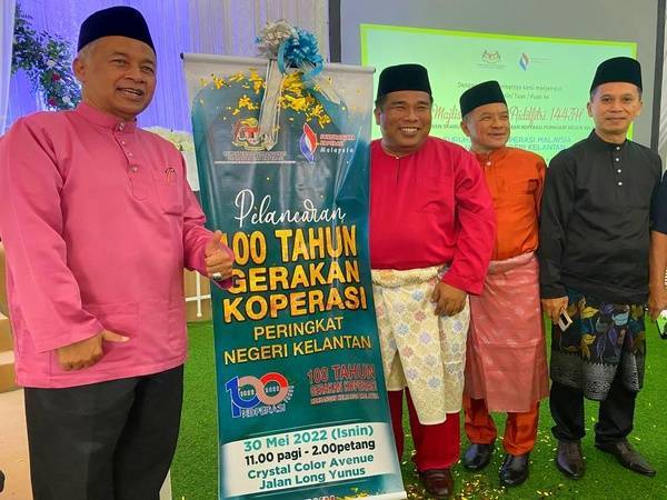 Zainudin (tiga dari kanan) merasmikan Majlis Hari Raya dan Pelancaran Sambutan 100 Tahun Gerakan Koperasi Peringkat Kelantan pada Isnin.