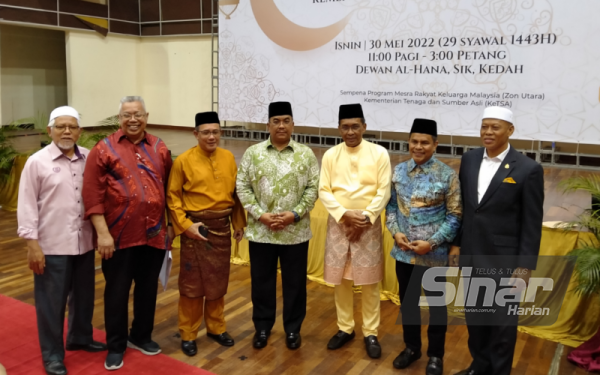 Muhammad Sanusi (tengah) dan Takiyuddin (tiga dari kanan) semasa Majlis Mesra Aidilfitri Kementerian Tenaga dan Sumber Asli (KeTSA) di Dewan al-Hana, di sini, pada Isnin.