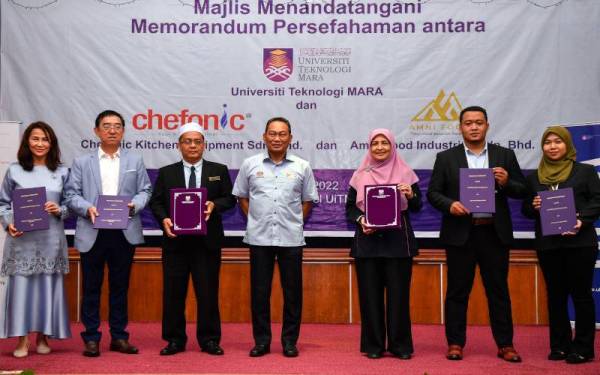 Awang (tengah) selepas menyaksikan pertukaran MoU antara Universiti Teknologi Mara (UiTM) Cawangan Terengganu dan syarikat swasta berkaitan penyediaan makanan serta kulinari di UiTM Kampus Dungun pada Isnin. - Foto Bernama
