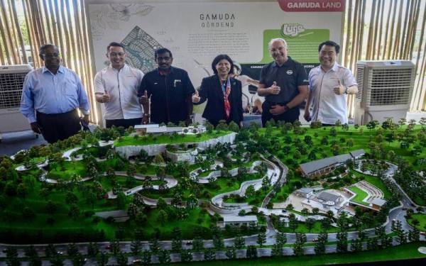 Ketua Pegawai Eksekutif (CEO) Gamuda Land Ngan Chee Meng (kanan) bersama CEO Skyline Enterprises Geoff McDonald (dua, kanan) bergambar bersama replika Skyline Luge Activity Park yang akan dibuka kepada orang ramai menjelang akhir 2023, ketika majlis pecah tanah untuk Skyline Luge Activity Park, pada Isnin. - Foto Bernama
