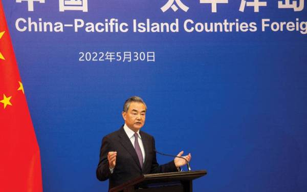 Menteri Luar China, Wang Yi ketika menyertai sidang media di Suva. - Foto: AFP