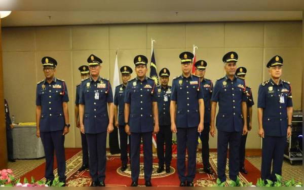 Mohd Shahar (tiga dari kanan) bergambar selepas Majlis Penganugerahan Tanda Pangkat Kehormat JBPM Pahang pada Isnin.