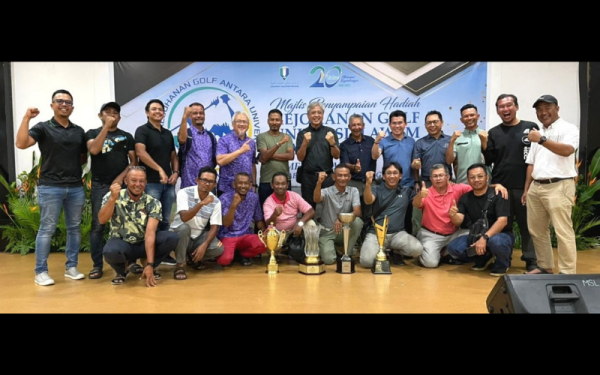 Pasukan golf UiTM juara keseluruhan Kejuaraan Golf Antara Universiti Awam ke-49. - Foto UiTM