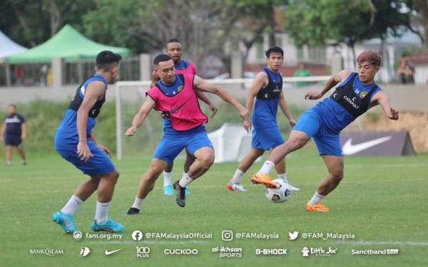 Barisan pemain Harimau Malaya giat menjalani latihan menjelang aksi persahabatan menentang Hong Kong di Stadium Nasional, Bukit Jalil pada Rabu.