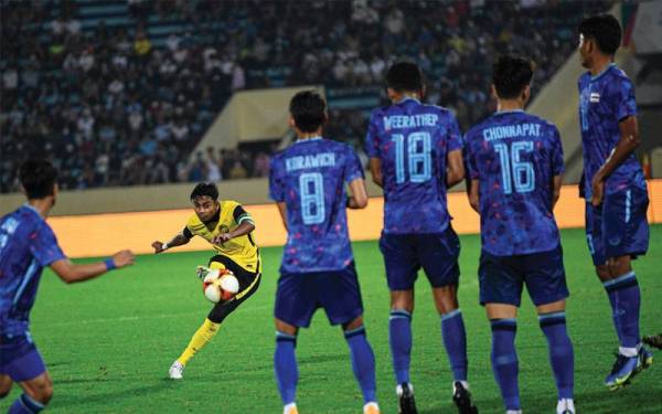 Mukhairi Ajmal (dua, kiri) ketika aksi menentang Thailand pada saingan Sukan SEA Hanoi 2021 di Stadium Thien Truong, 7 Mei lalu. FOTO: BERNAMA