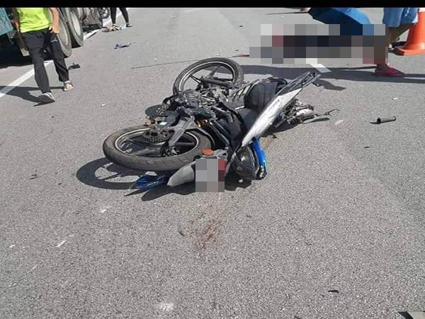 Keadaan motosikal mangsa yang terlibat dalam kemalangan di Kilometer 64 Jalan Teluk Intan-Klang pada Isnin.