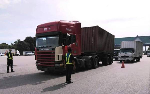 Antara kenderaan komersial yang diperiksa JPJ Selangor dalam operasi, pada Isnin.