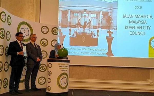 Hamdan (kiri) hadir menerima anugerah Green Apple Environment Award For Beautiful Buildings - Gold 2022’ anjuran The Green Organisation dalam satu majlis di London, pada Isnin. - Foto FB Majlis Bandaraya Kuantan.