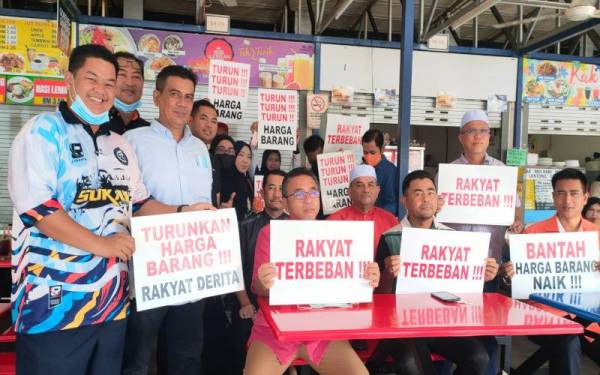 Adly (duduk dari kiri) ditemui selepas turun padang bertemu peniaga di Pasar Besar Melaka di Bachang pada Selasa.