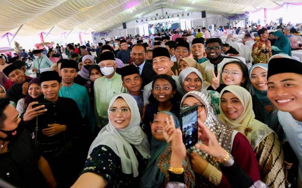 Ismail Sabri bergambar bersama pelajar pengajian tinggi semasa majlis Sambutan Aidilfitri Warga KPT pada Selasa. - Foto Bernama