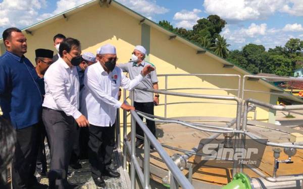 Ahmad (dua dari kanan) melawat Loji Rawatan Air (LRA) Ketereh, Kota Bharu pada Selasa.