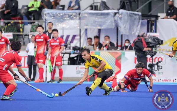 Antara aksi pasukan Malaysia pada perlawanan Super 4 Piala Asia yang berlangsung di Stadium Hoki Gelora Bung Karno, Jakarta, Indonesia.