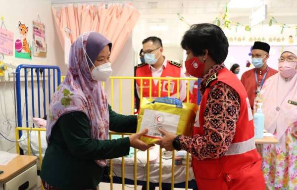 Sumbangan beg makanan yang diserahkan oleh Tunku Puteri Intan Safinaz di Wad Kanak-kanak.