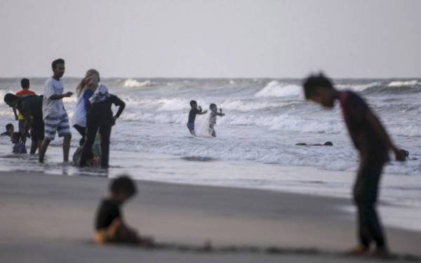 Inilah masanya untuk kita mengambil peluang yang ada, dalam masa sama membantu merancakkan kembali pelancongan negara. - Foto Bernama