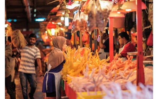 Masalah bekalan ayam sehingga mengakibatkan permintaan melebihi penawaran di pasaran menyebabkan peningkatan harga yang membebankan pengguna.