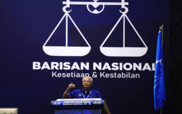 Naib Presiden UMNO Datuk Seri Ismail Sabri Yaakob berucap di Konvensyen Barisan Nasional 2022 dan Sambutan Ulang Tahun Barisan Nasional ke-48 di Pusat Dagangan Dunia Kuala Lumpur, pada Rabu. - Foto Bernama
