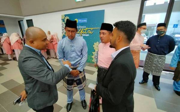 Mohd Sabirin (dua kiri) melayan tetamu pada Majlis Mesra Aidilfitri LZS di Dewan Serbaguna Tengku Ampuan Rahimah di USJ 1, Subang Jaya pada Rabu