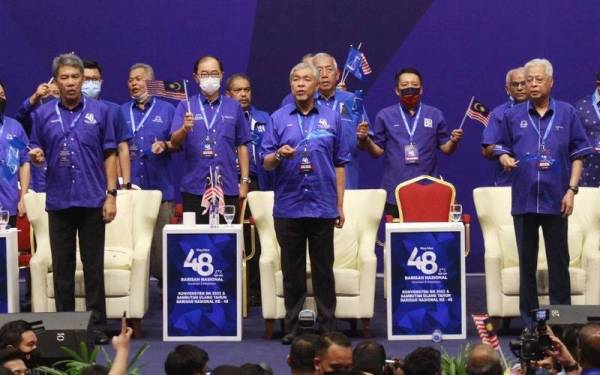 Pimpinan Tertinggi Barisan Nasional (BN) bergambar selepas selesai Konvensyen BN ke 48 yang diadakan di Dewan Merdeka, Pusat Dagangan Dunia Kuala Lumpur (WTCKL) pada Rabu