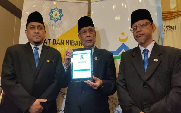 Abdul Aziz (tengah) menunjukkan sistem Siswa yang boleh diakses secara dalam talian di lawan web MAIS.