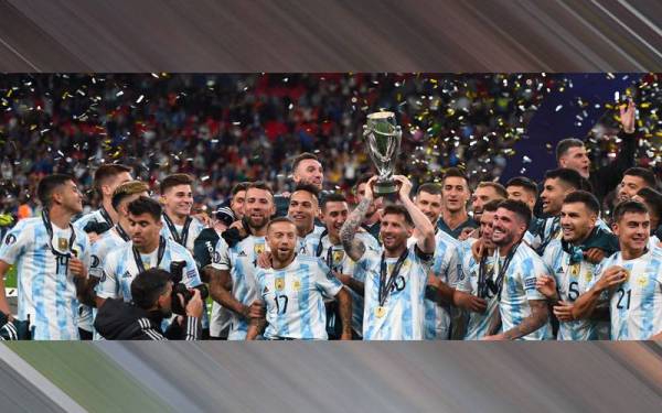 Messi mengetui skuad Argentina menjulang trofi Finalissima 2022 pada Khamis. - Foto EPA