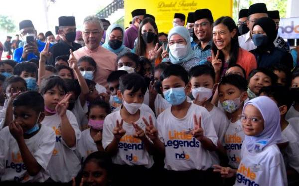 Al-Sultan Abdullah dan Tunku Azizah berkenan bergambar bersama sekumpulan kanak-kanak yang menyertai program utama Nicol David Organisation (NDO), ‘Little Legends’ dari beberapa sekolah yang terpilih pada pelancarannya di Bukit Jalil Golf & Country Resort pada Khamis. - Foto Bernama