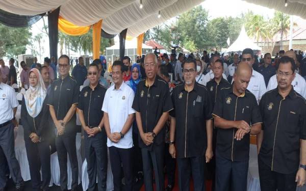 Mahdzir (empat dari kanan) hadir Majlis Perasmian Sambutan Jubli Emas Lembaga Kemajuan Johor Tenggara (Kejora) di Pantai Tanjung Balau, Kota Tinggi pada Khamis.