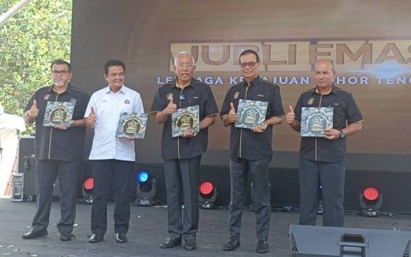 Mahdzir (tengah) merasmikan Sambutan Jubli Emas Kejora di Pantai Tanjung Balau, Kota Tinggi pada Khamis.