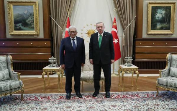 Hamzah ketika melakukan kunjungan hormat ke atas Erdogan di Istana Presiden Republik Turki, Ankara, Selasa lalu.