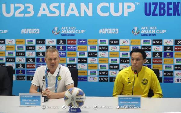 Maloney (kiri) dan Quentin Cheng pada sidang pra perlawanan Kumpulan C Piala Asia B-23 2022 menentang Korea Selatan di Stadium Lokomotiv, Tashkent. - Foto FAM