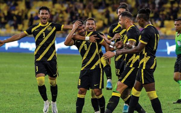 Safiq (tengah) meraikan jaringannya bersama rakan sepasukan pada perlawanan persahabatan antarabangsa Malaysia menentang Hong Kong di Stadium Nasional Bukit Jalil malam ini. Foto: Bernama 