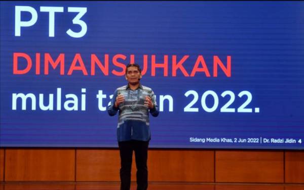 Menteri Kanan Pendidikan, Datuk Dr Mohd Radzi Md Jidin ketika sidang media khas di Auditorium Kompleks E pada Khamis. - Foto Bernama 